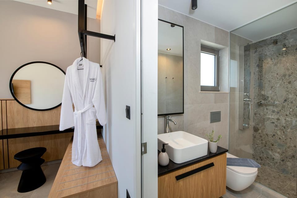 Shower, Toilet, Bathroom, towels