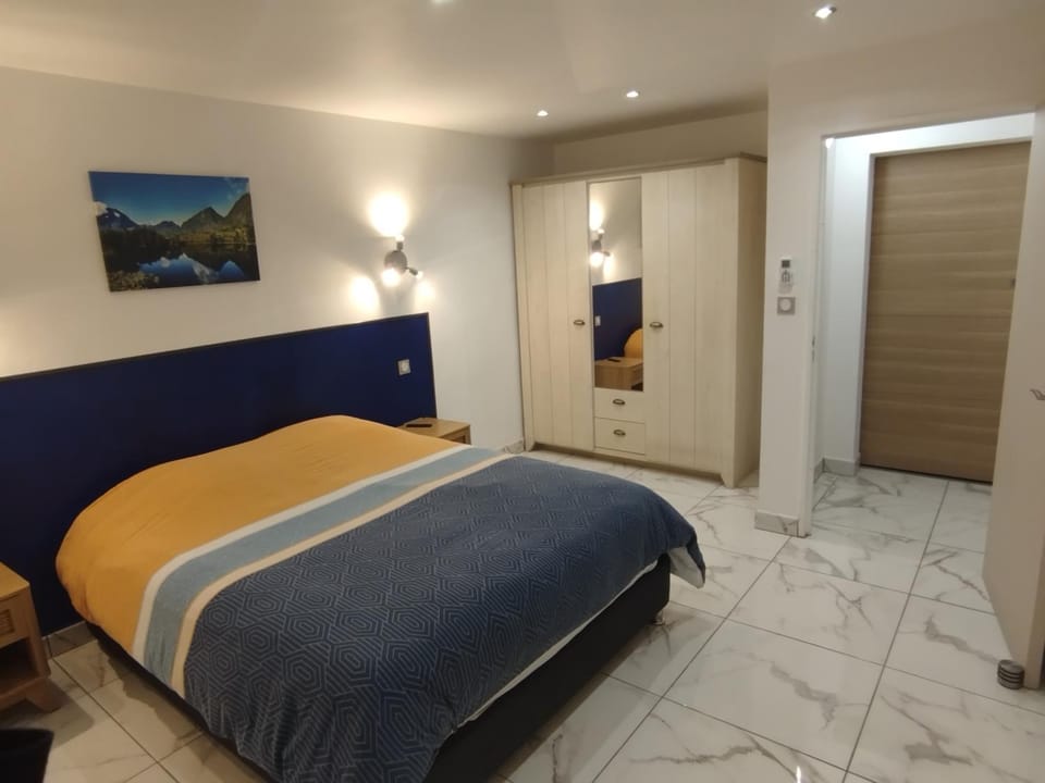 Photo of the whole room, Bedroom