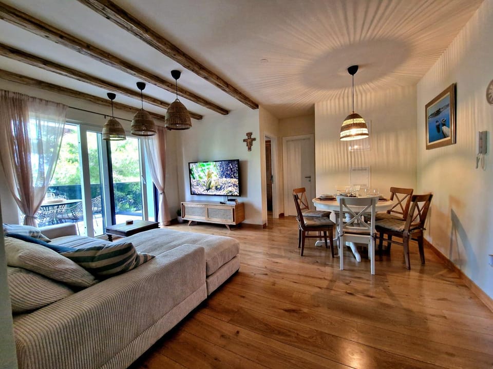 TV and multimedia, Living room, Decorative detail, Seating area, Dining area