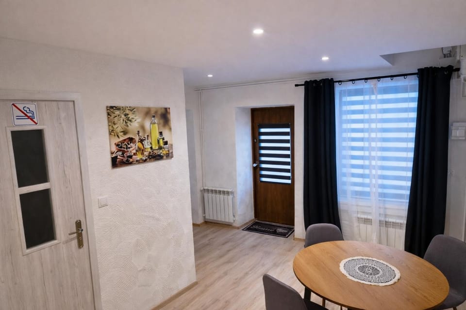 Kitchen or kitchenette, Living room, Seating area, Dining area