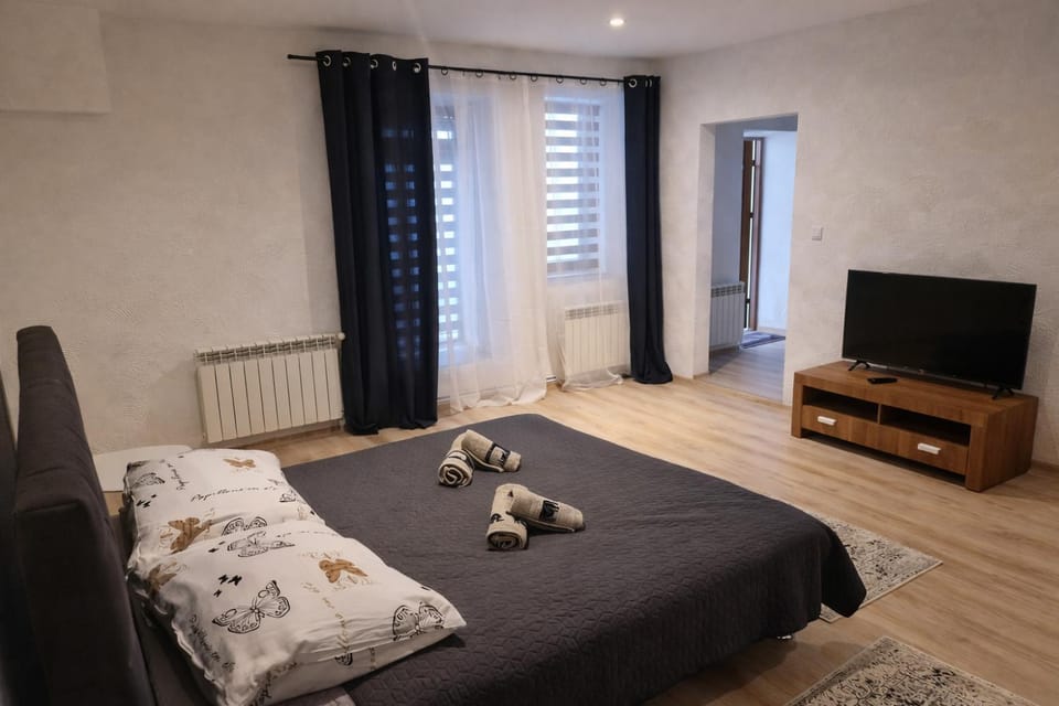 Bed, TV and multimedia, Photo of the whole room, Evening entertainment, Bedroom, towels
