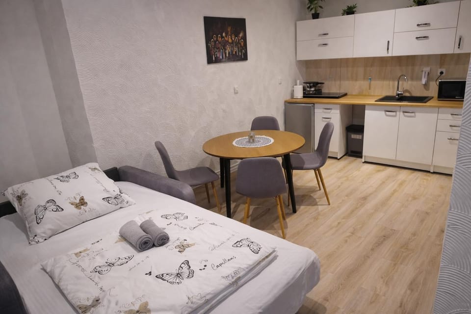 Kitchen or kitchenette, Living room, Seating area, Dining area, stove