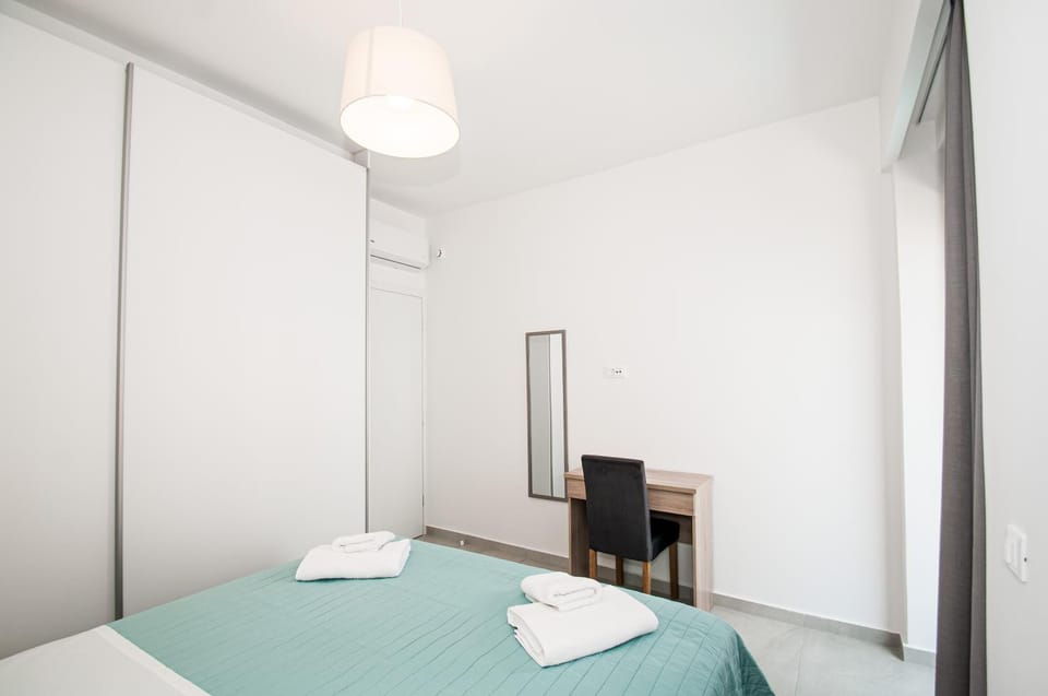 Bed, Bedroom, wardrobe, air conditioner