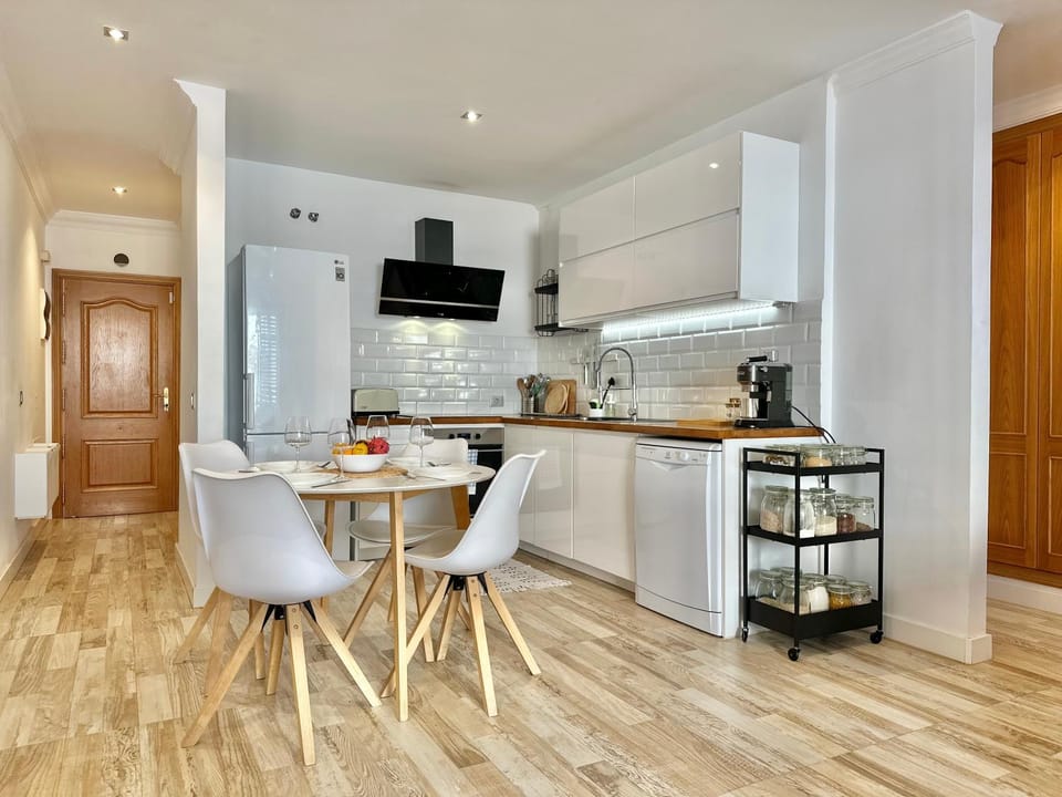 Coffee/tea facilities, Photo of the whole room, Dining area, dishwasher, oven