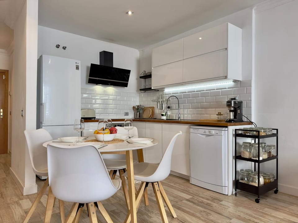 Coffee/tea facilities, Photo of the whole room, Dining area, dishwasher, oven, stove, kitchen