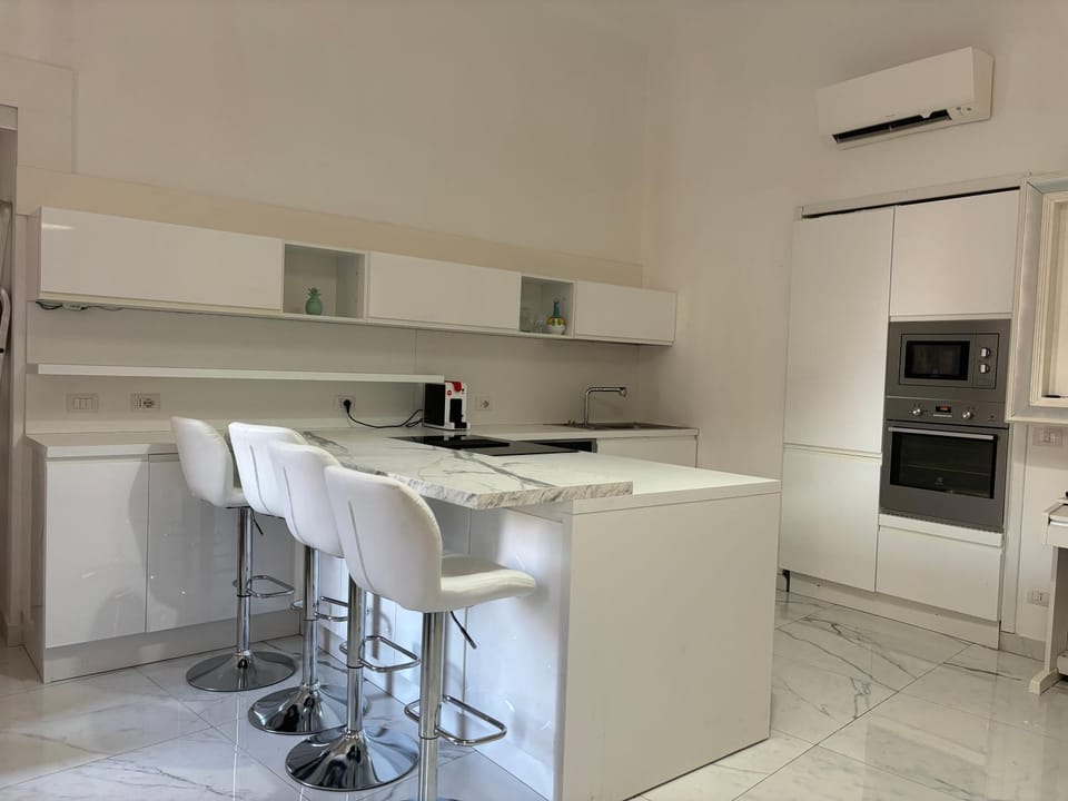 Kitchen or kitchenette, Dining area, minibar, oven, stove, air conditioner