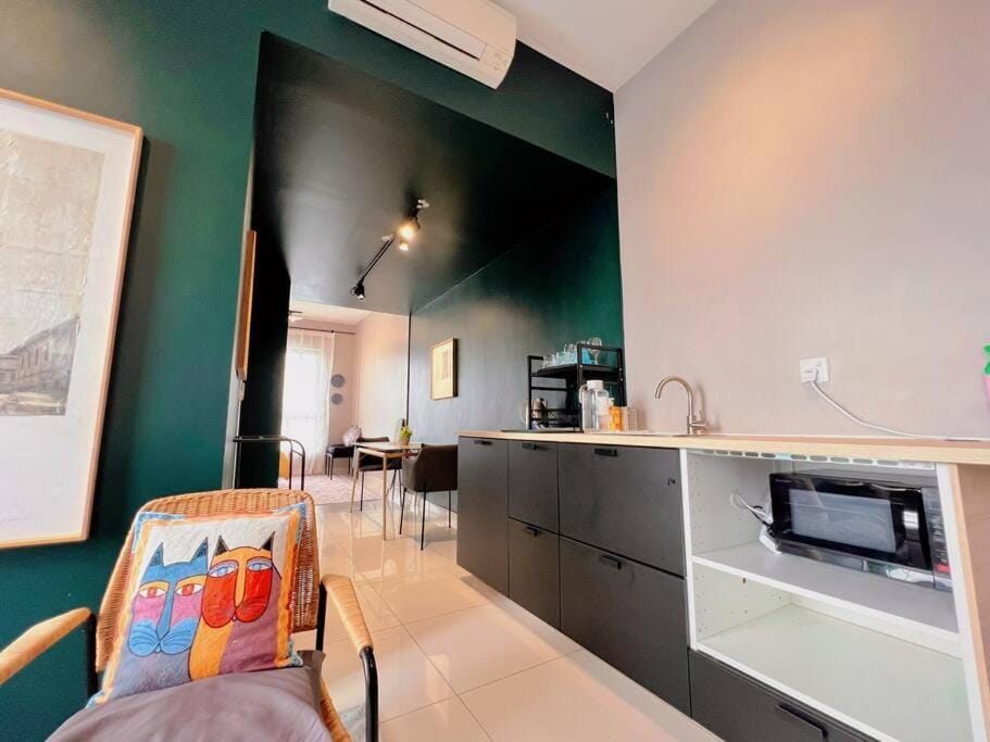 Kitchen or kitchenette, Seating area, Dining area, minibar, air conditioner