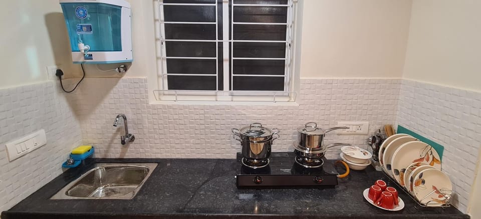 Coffee/tea facilities, Kitchen or kitchenette, stove