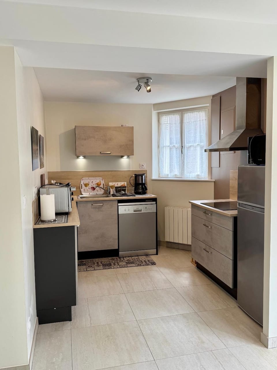 Coffee/tea facilities, Kitchen or kitchenette, dishwasher, microwave, oven