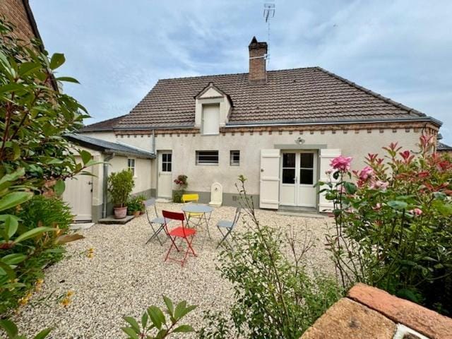 Property building, Patio, Day, Garden