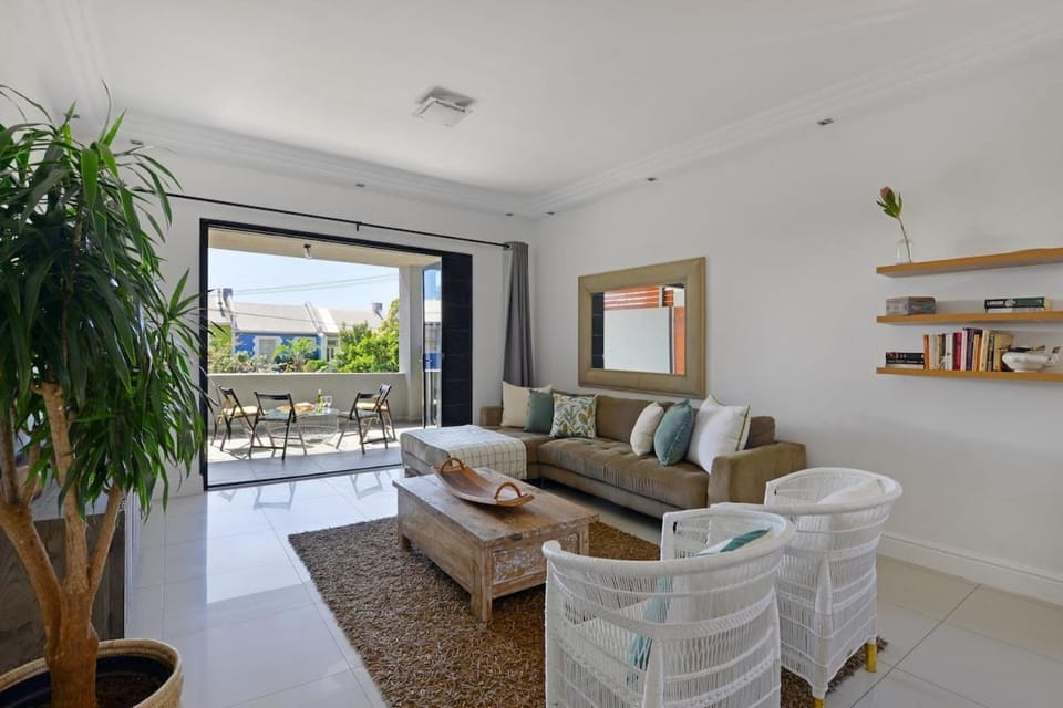 Modern 2 Bed Green Point Haven Stylish and Central Apartment in Sea Point