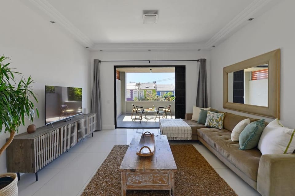 Modern 2 Bed Green Point Haven Stylish and Central Apartment in Sea Point