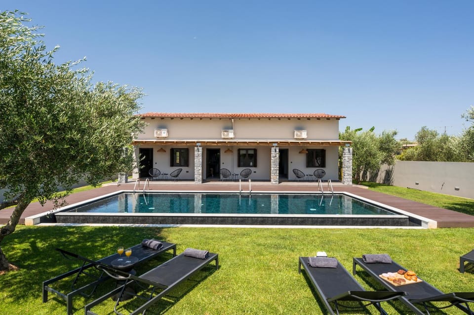 Property building, Patio, Day, Garden, Garden, Balcony/Terrace, Pool view, Swimming pool, Swimming pool, sunbed