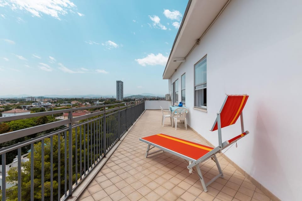 Property building, Balcony/Terrace, sunbed