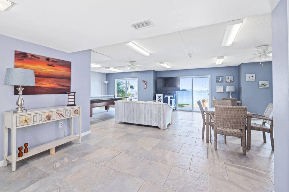 Dolphins Playground, Ground level viewing and walking to the water’s edge House in Palm Harbor