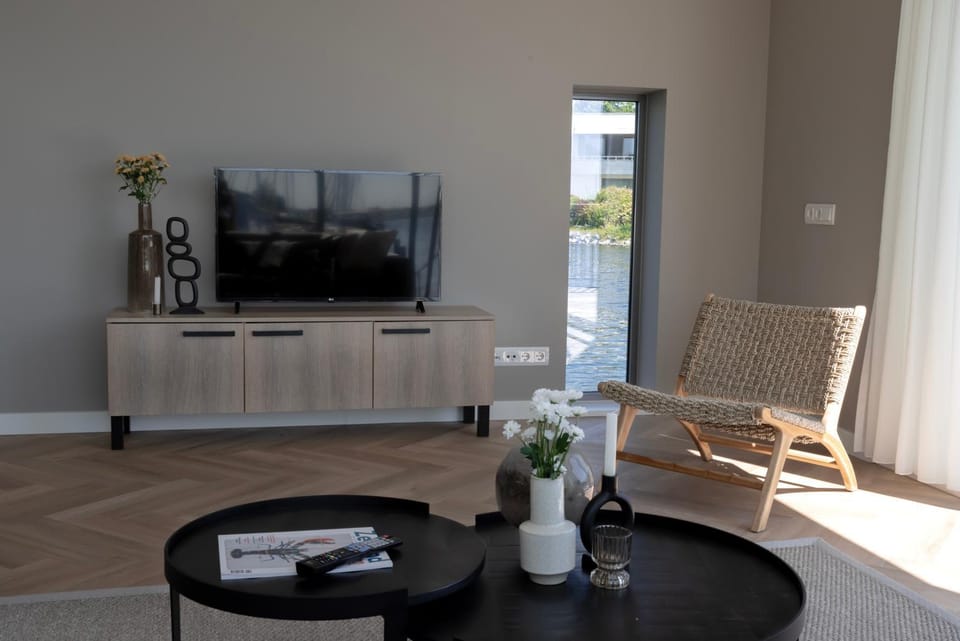 Communal lounge/ TV room, TV and multimedia, Seating area