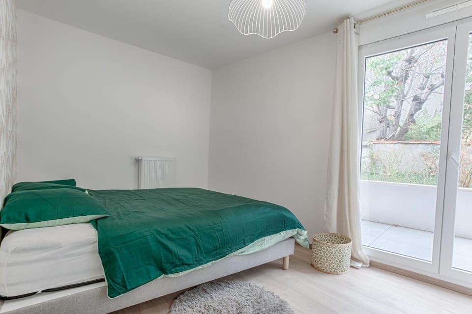 Photo of the whole room, Bedroom