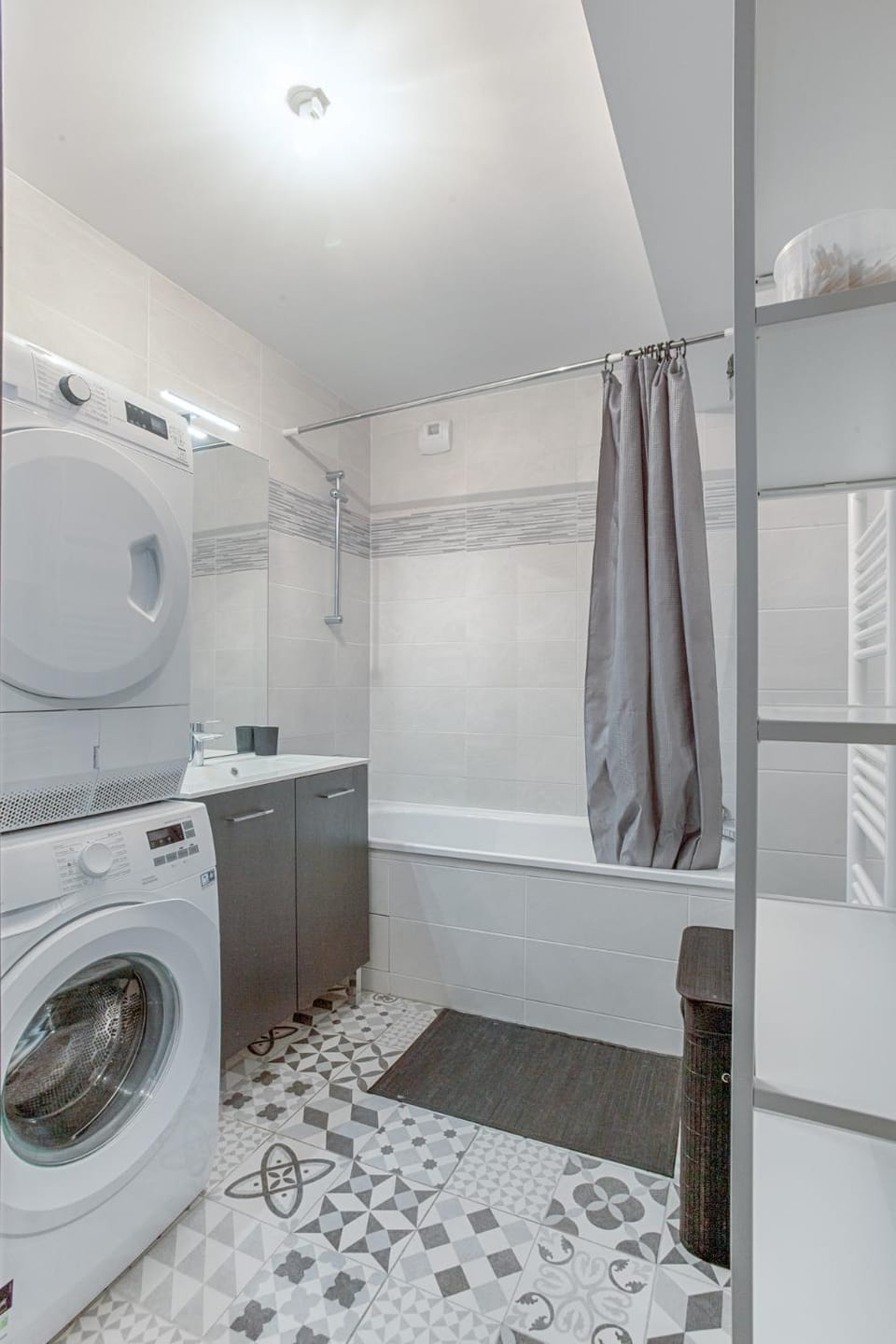 Bathroom, Bath, towels, washing machine, dryer