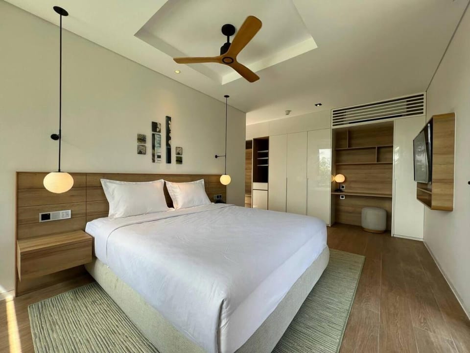 Bed, Photo of the whole room, Bedroom, fireplace, wardrobe, air conditioner