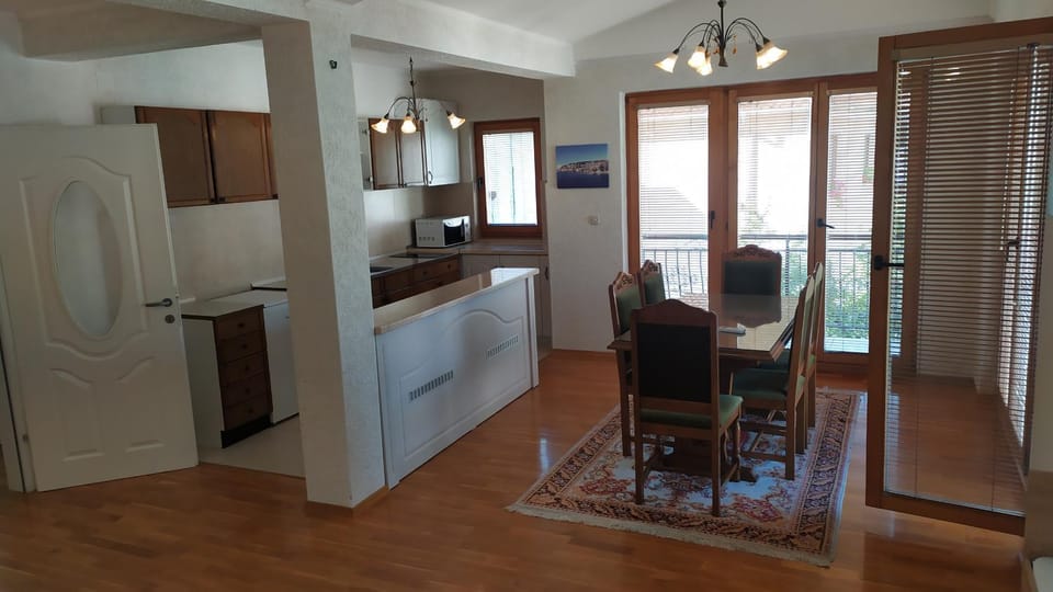 Kitchen or kitchenette, Dining area