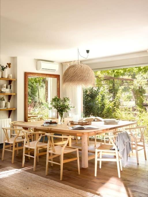 Day, Living room, Seating area, Dining area