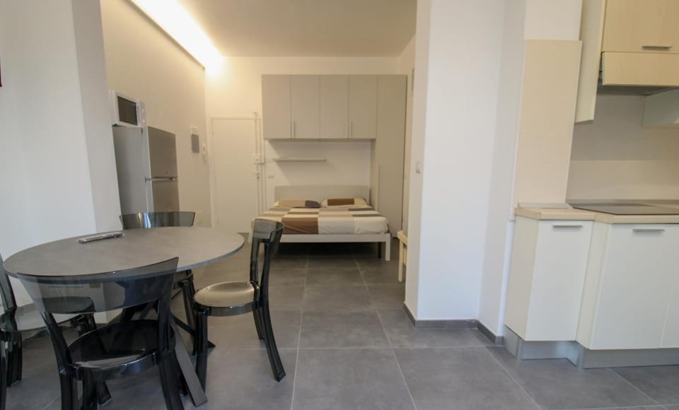 Kitchen or kitchenette, Dining area, stove
