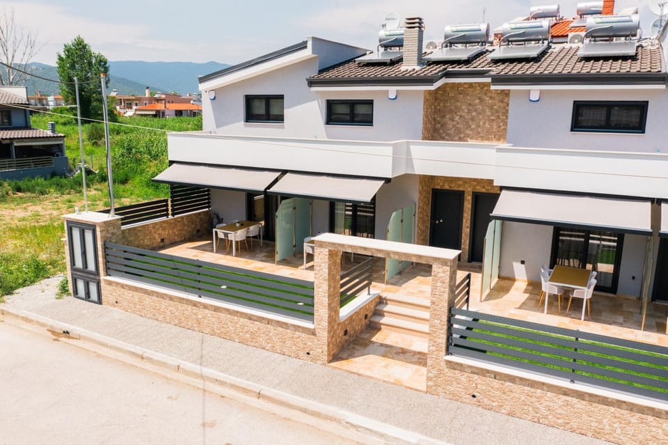 Property building, Day, Balcony/Terrace