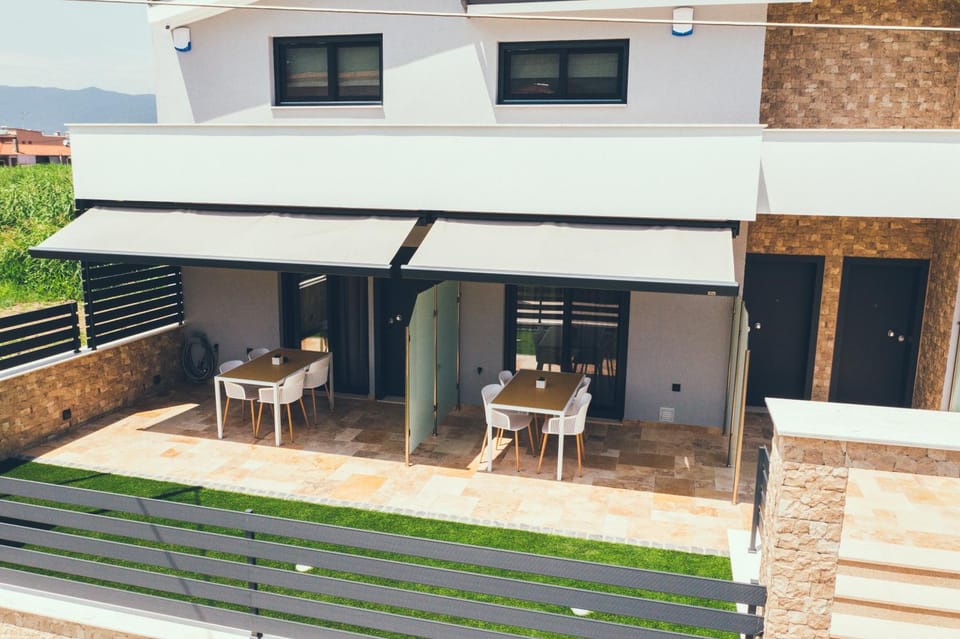 Property building, Patio, Balcony/Terrace