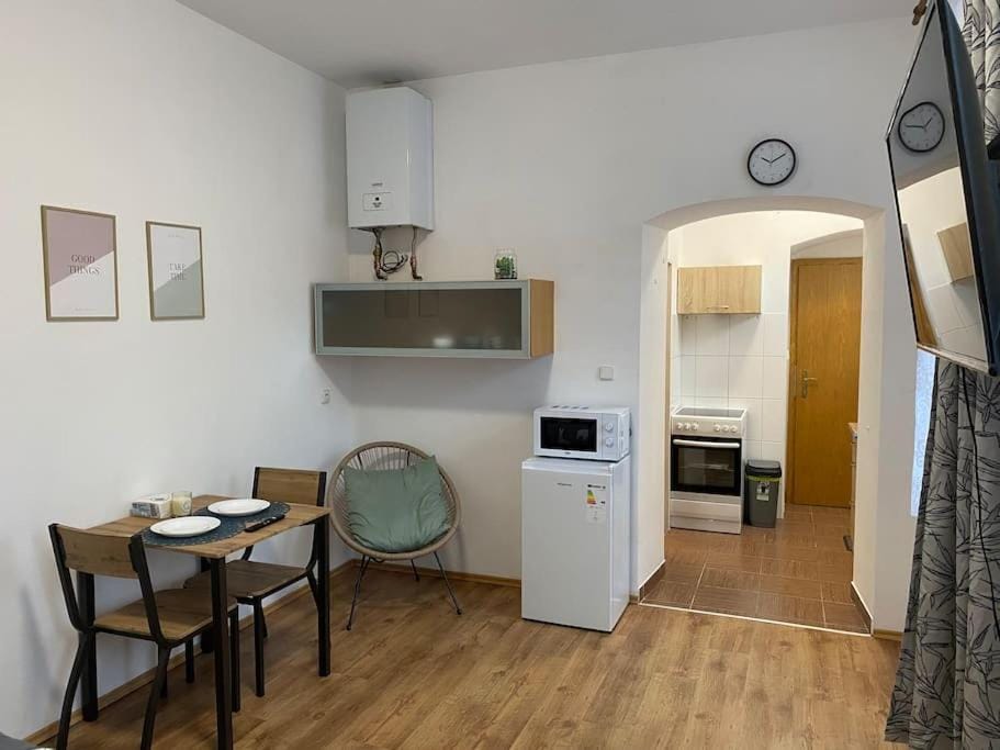 TV and multimedia, Kitchen or kitchenette, Dining area, oven, stove