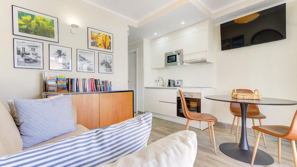 Toilet, Kitchen or kitchenette, Living room, Dining area