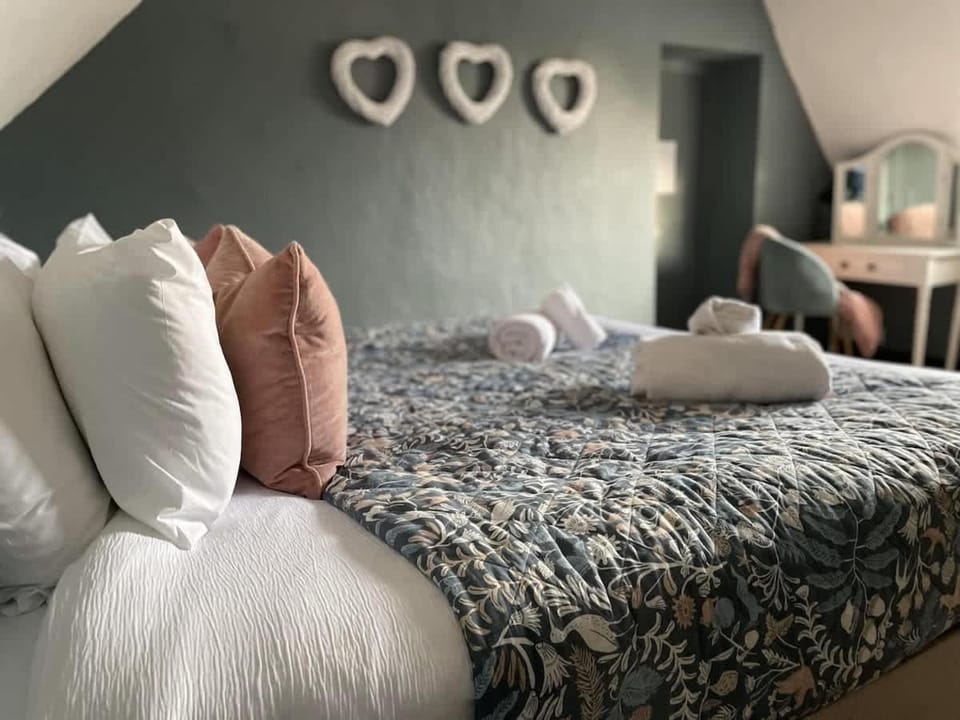 Moreton High Street - Sleeps 10, with private garden Apartment in Moreton-in-Marsh