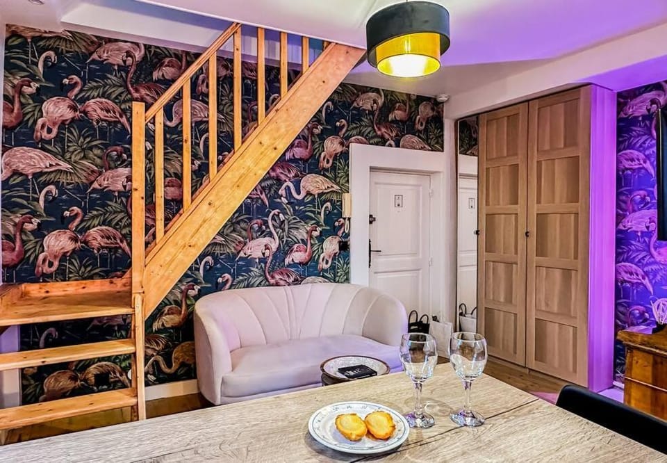 Food and drinks, Seating area, Dining area