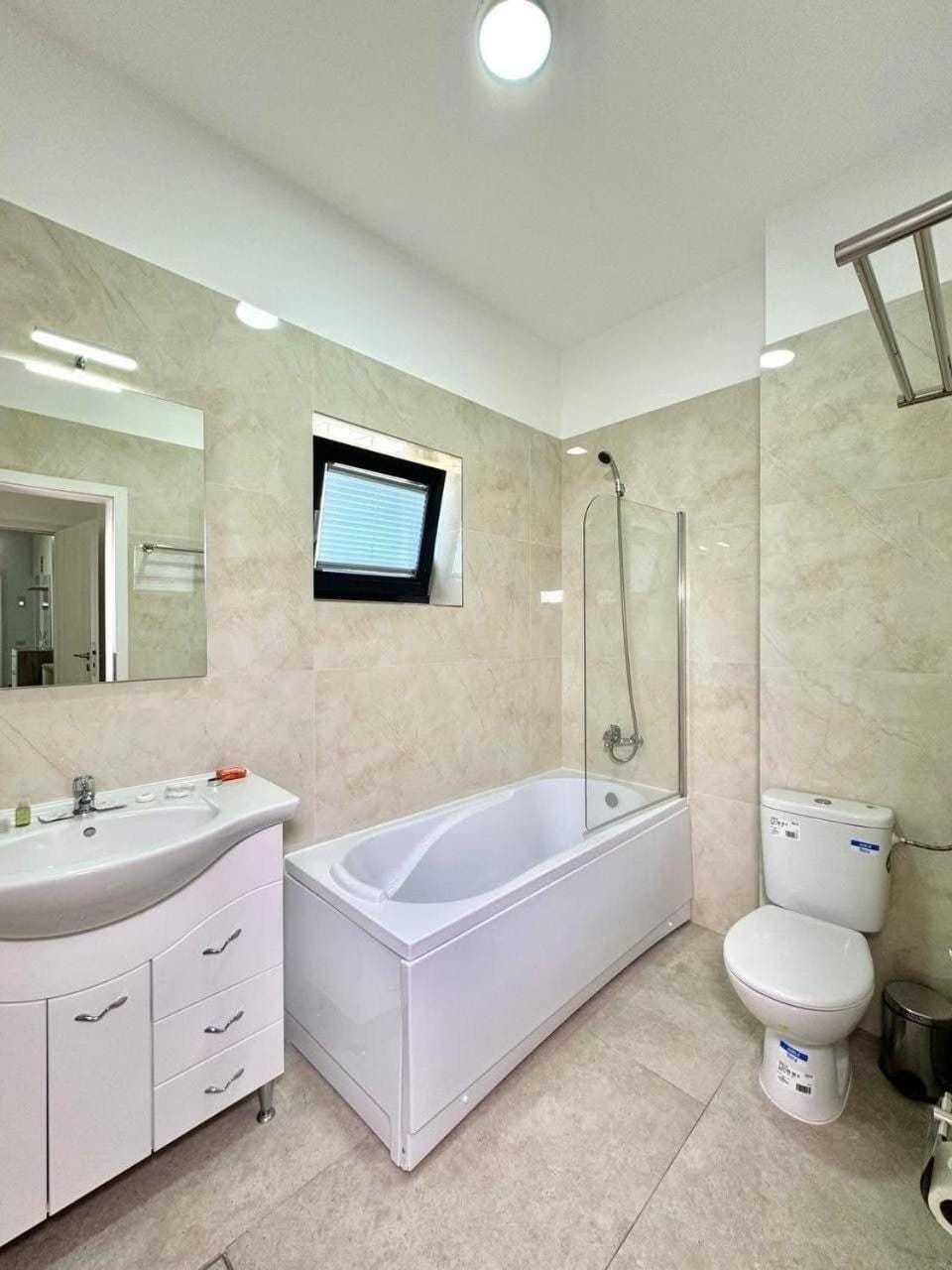 Shower, Toilet, Bathroom, Bath, towels