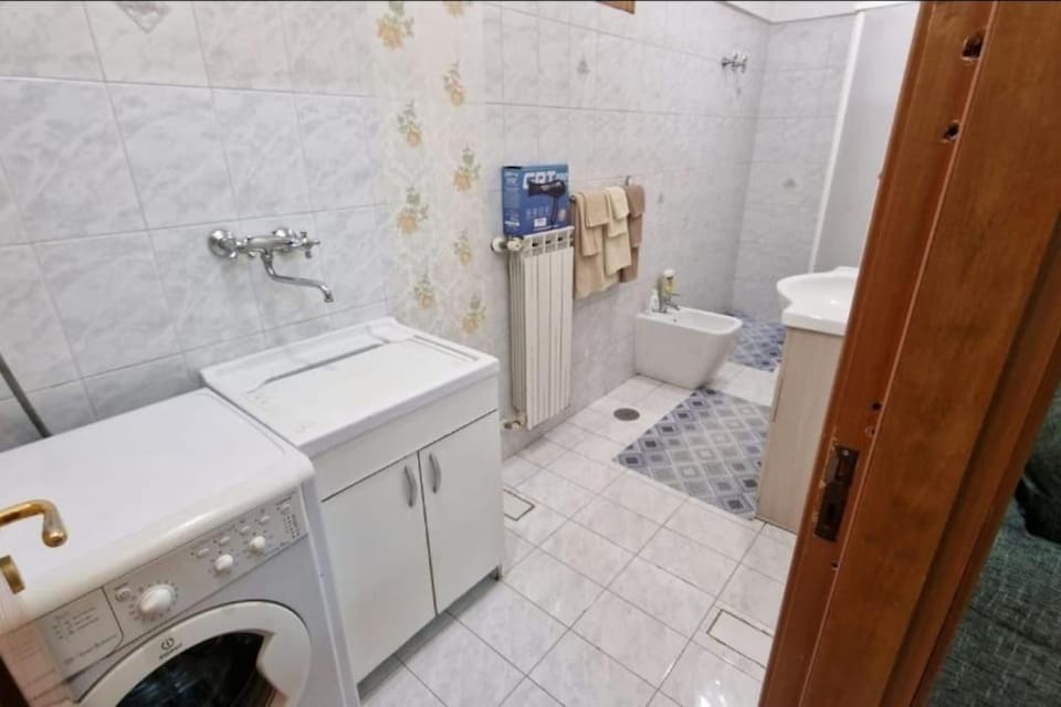 Shower, Toilet, Bathroom, washing machine