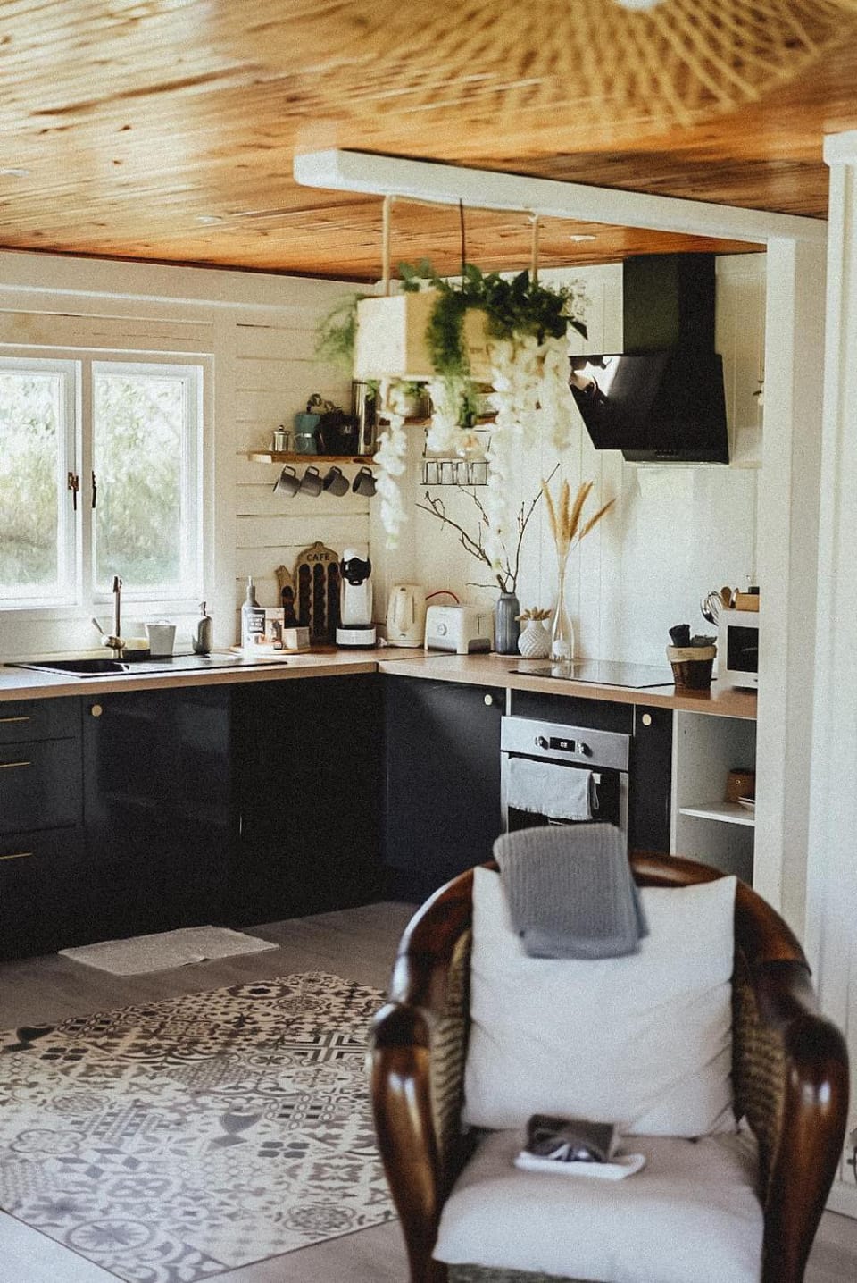 Kitchen or kitchenette, Dining area, minibar, pet friendly, stove, kitchen