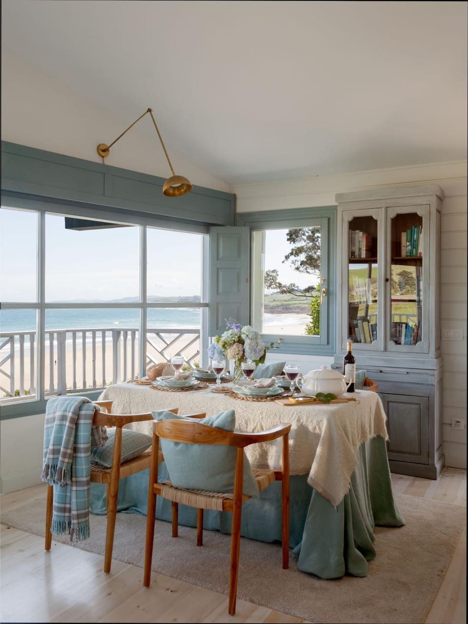 Natural landscape, Balcony/Terrace, Living room, Seating area, Dining area, Food, Sea view