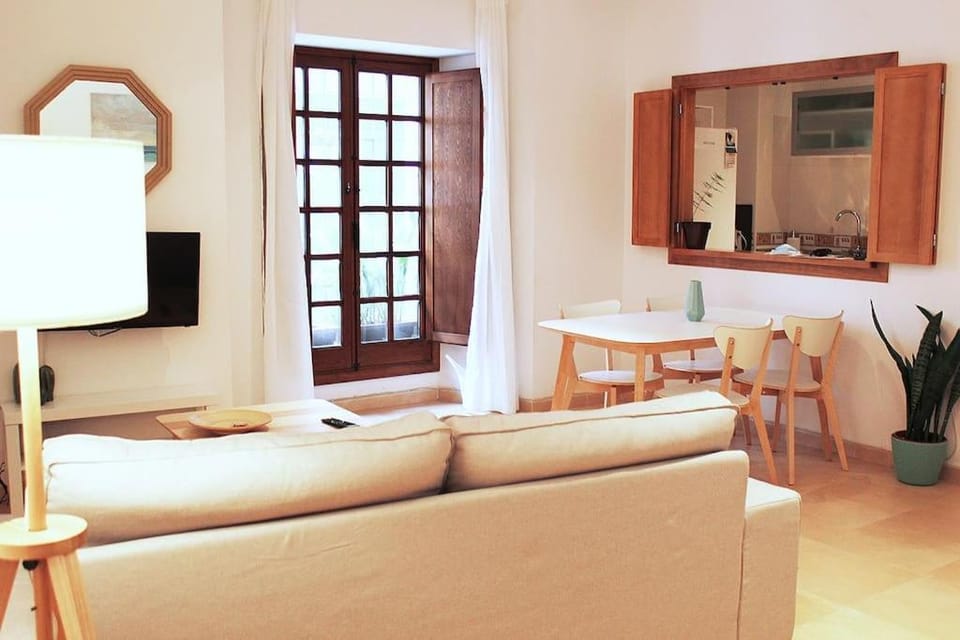 TV and multimedia, Living room, Seating area, Dining area