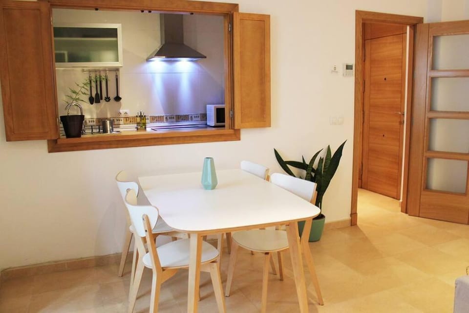 Kitchen or kitchenette, Dining area, minibar, pet friendly