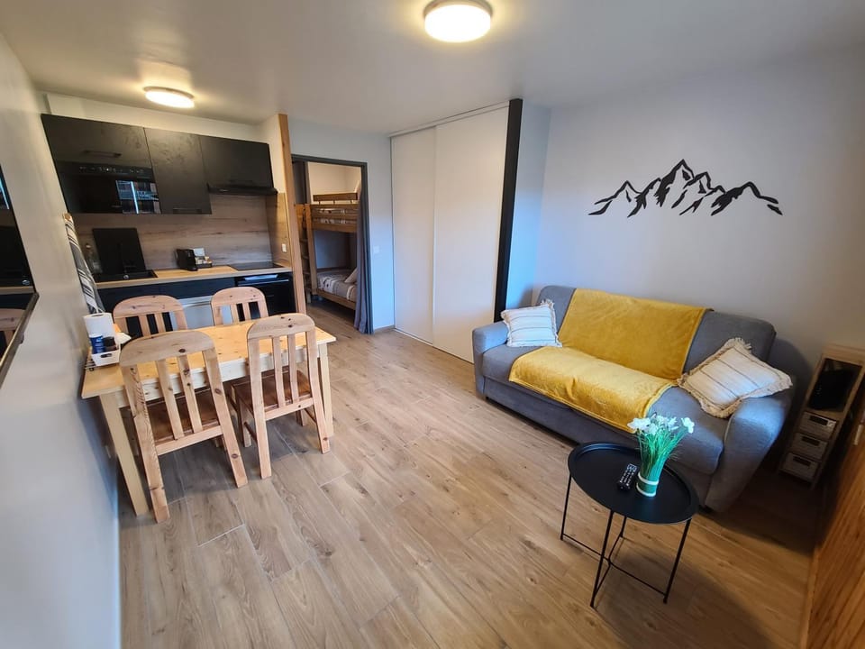 TV and multimedia, Coffee/tea facilities, Kitchen or kitchenette, Living room, Dining area, bunk bed, microwave, wardrobe