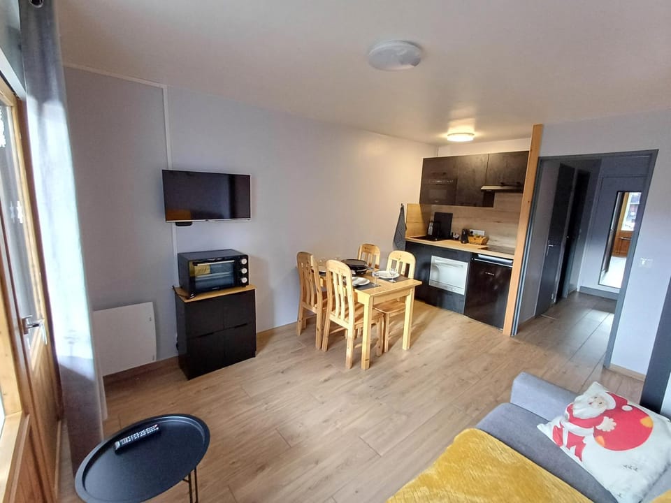 TV and multimedia, Kitchen or kitchenette, Living room, Seating area, Dining area, oven