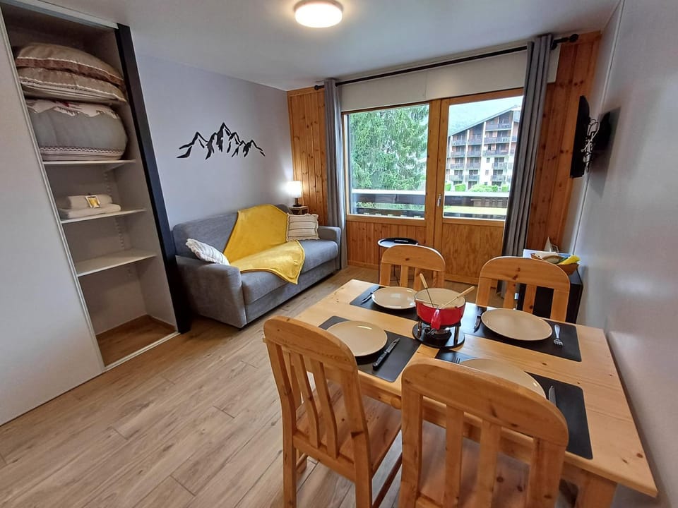 TV and multimedia, Kitchen or kitchenette, Living room, Seating area, Dining area, wardrobe