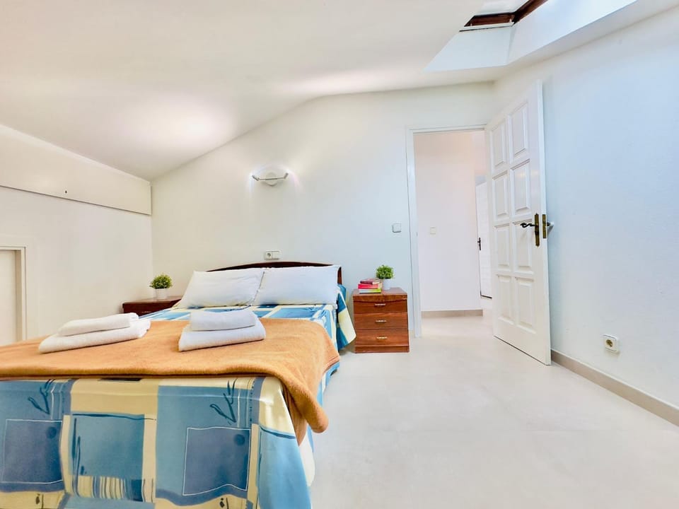Bed, Bedroom, towels