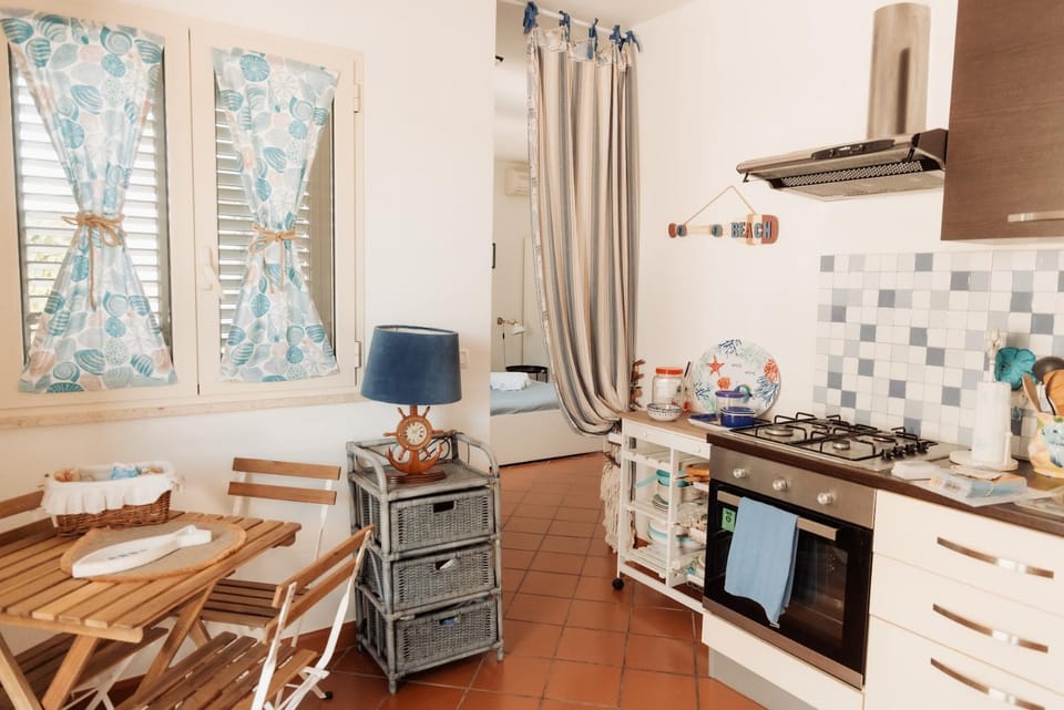 Kitchen or kitchenette, Dining area, stove