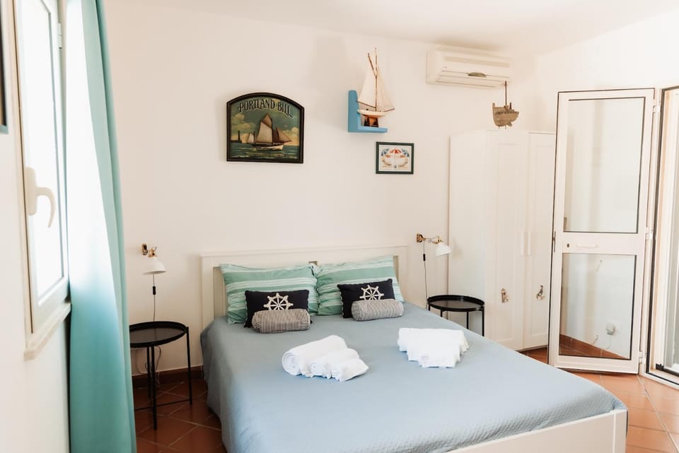 Photo of the whole room, Bedroom, internet, wardrobe, air conditioner