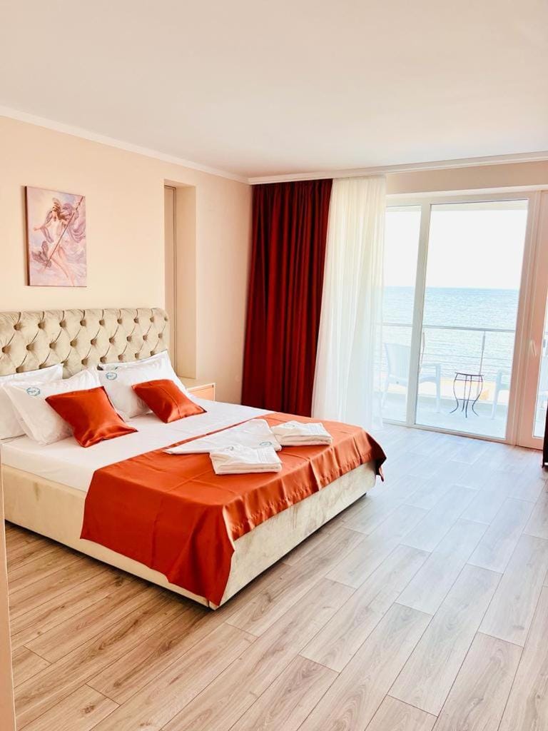 Bed, Swimming pool