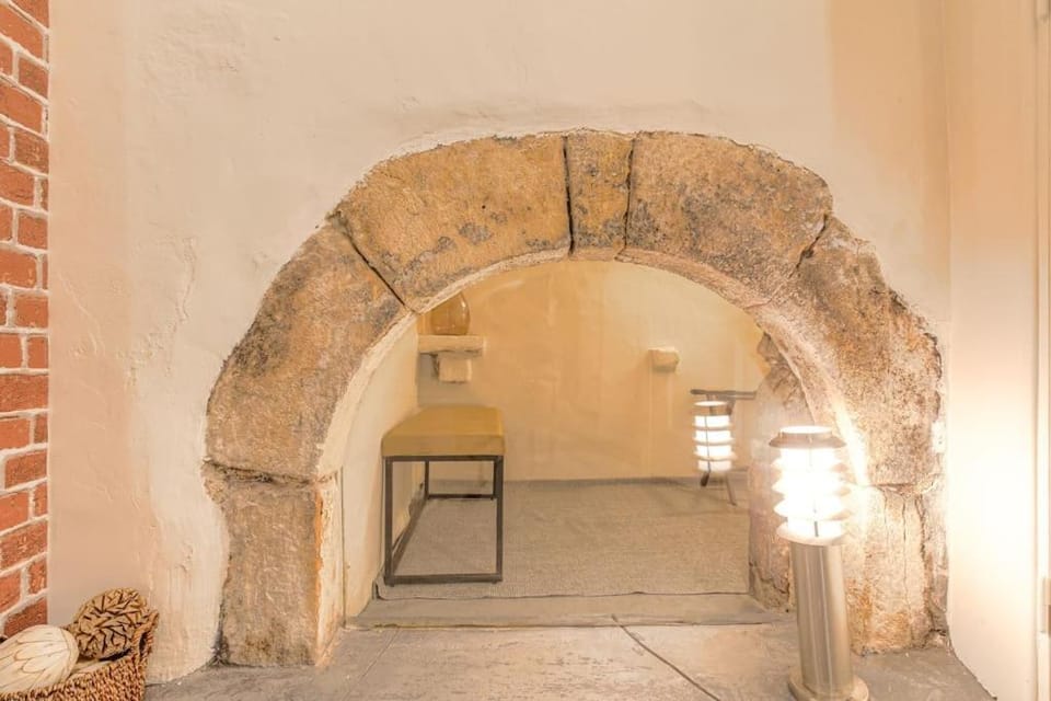 Industrial-style studio with bathtub, Vieux-Lyon Apartment in Lyon