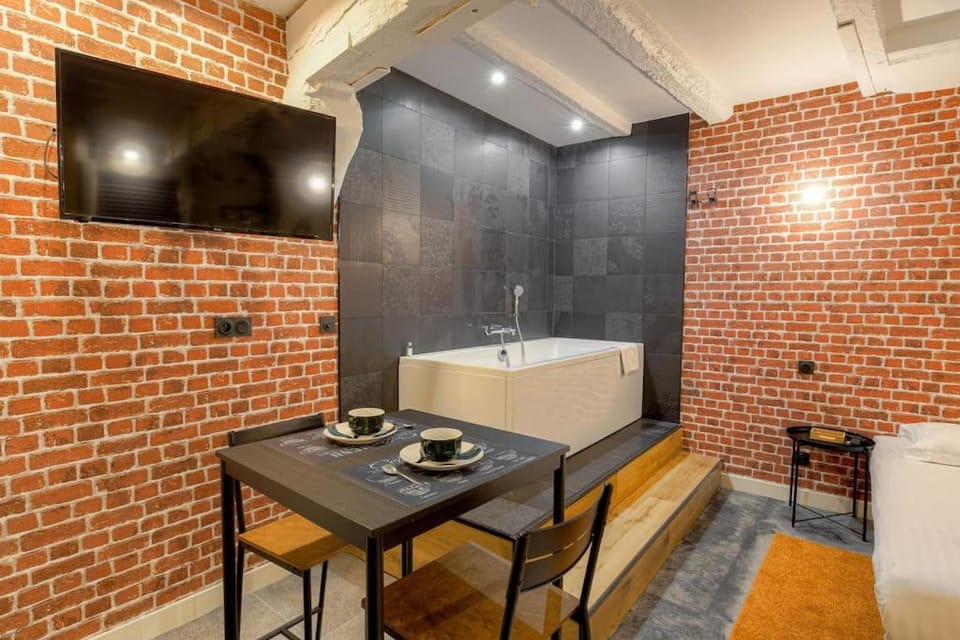 Industrial-style studio with bathtub, Vieux-Lyon Apartment in Lyon