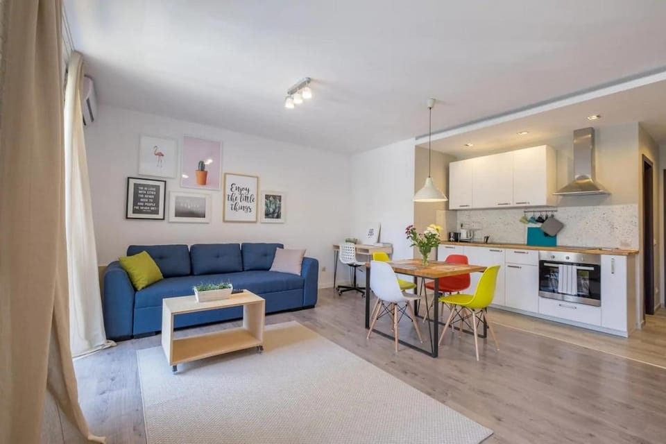 Kitchen or kitchenette, Seating area, Dining area