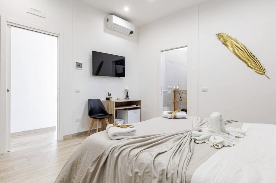 Bed, TV and multimedia, Photo of the whole room, Bedroom, hair dresser, towels, air conditioner
