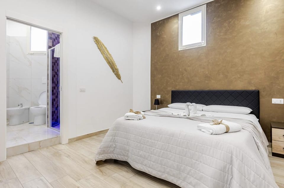Bed, Bathroom, Photo of the whole room, Bedroom, towels